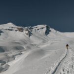 Passate le ultime baite: l'itinerario (che sale sulla sinistra) e la vetta