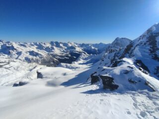 Uno sguardo intorno sulla Sx orografica di Champoluc. In primo piano il bel pendio del monte Croce