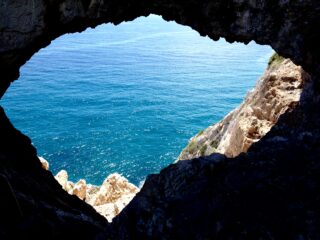 L'iconica fotografia della Grotta dei Briganti dall'esterno
