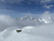 il Bianco svetta tra le nuvole 