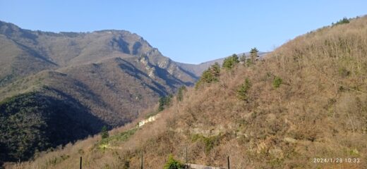 Al centro il costone dove passa il sentiero di salita 