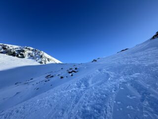 Molte pietre affioranti nella parte alta poco prima del colle