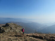 verso la sella del Barné, con foschia sul mare