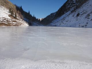 lago ghiacciato