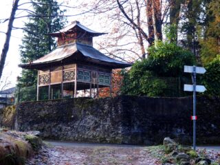 La strana costruzione a pagoda.