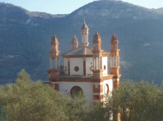 la suggestiva chiesa dai 5 campanili