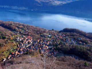 La Croce di Nonio domina letteralmente il paese omonimo.