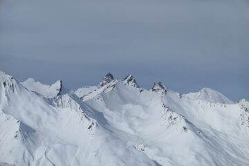 Dalla cima  Spuntano le Aguilles d'Arves