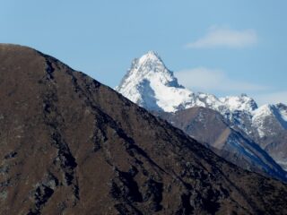 Zoomata sul Corno Bianco dal termine della via.