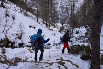 In discesa tra i gradini ghiacciati le ciaspole erano d'intralcio
