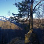 Si passa da una vecchia croce sbilenca