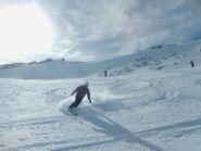 bella neve sui primi pendii della discesa