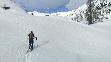 Fuori dal bosco, si apre il vallone d'Arsy