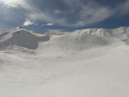 Ultimo pianoro con in lontananza in secondo piano il crinale che sale a dx verso la cima