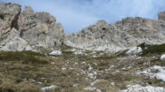 l'inizio del canale delle Genziane è caratterizzato in alto a dx da un grande foro-caverna sulla parete rocciosa