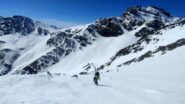 Oltre il C. del Lupo, appare la bella Nord del M. Salza