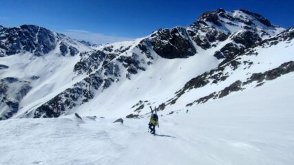 Oltre il C. del Lupo, appare la bella Nord del M. Salza