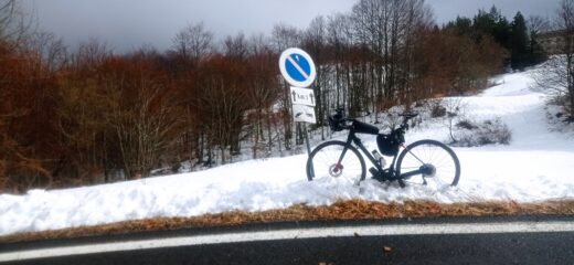Neve su lati in discesa su Varzi 