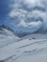 Ci si tiene in costa poco sotto il colle di Crete Seche