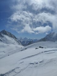 Ci si tiene in costa poco sotto il colle di Crete Seche
