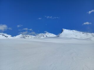 Sui pianori, in lontananza Punta Bassac Nord a destra e il Truc Blanc a sinistra