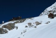 A sx il Rifugio Nacamuli, a dx il vecchio Rifugio Collon