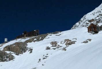 A sx il Rifugio Nacamuli, a dx il vecchio Rifugio Collon