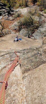 Potente climber su potente muro