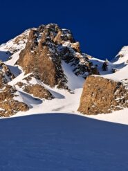 P.ta dei Camosci e conoide iniziale (il canale sale a sinistra della guglia in ombra visibile a desta in centro foto).
