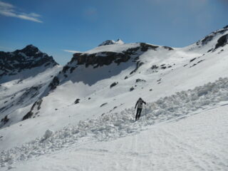 attraversamento di una slavina e sulla destra il Colle del Sabbione