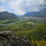 Riki in arrivo alla prima sosta. Dietro l'improbabile panorama sulla piana del Toce e il Lago Maggiore sullo sfondo