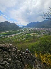 Riki in arrivo alla prima sosta. Dietro l'improbabile panorama sulla piana del Toce e il Lago Maggiore sullo sfondo