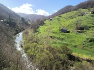 Panorama quasi al termine della discesa verso Campo Ligure.