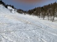 In discesa con cielo sereno guardando il Colle di Naia