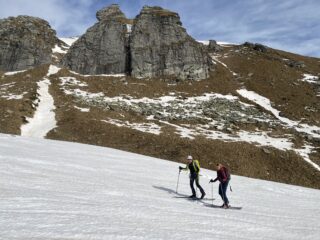 Risalendo il vallone del Rio Pairent dopo la discesa su neve dura ma sciabile