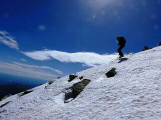 Inizio discesa su neve che non ha mollato...