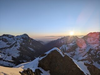 Arrivé au sommet en même temps que le soleil!