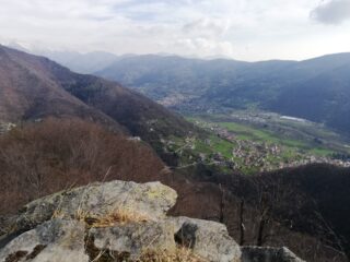 Vista dalle rocce sul sentiero di salita