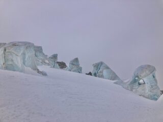 Seracchi fotogenici a metà discesa