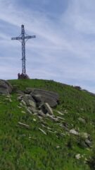 L'enorme croce sulla cima