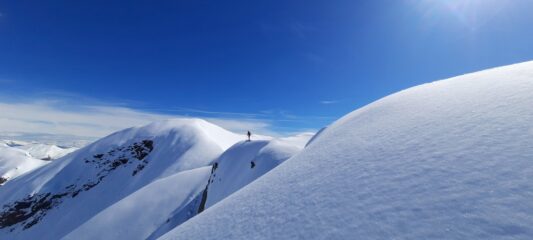 Dove la dorsale si restringe, al fondo la cima nord ovest del Rocceniè