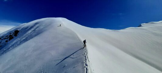 Ultimo tratto per la cima, a dx i pendii della ns discesa