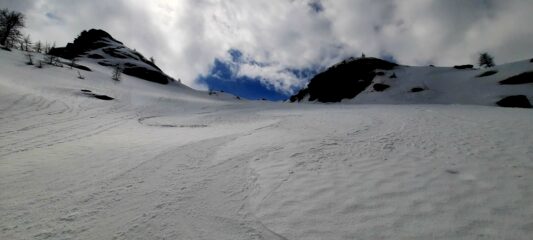Neve ancora perfetta sulla discesa nord della Rocca Nera