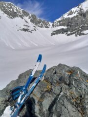 Il Roccione dove mi sono fermata e sullo sfondo il canale del Collerin, forse un po' carico.