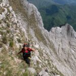 Traverso finale da prestare massima attenzione , dalla fine del settimo tiro scendere di quota di qualche metro e su fievole traccia traversate fino allo spigolo sul versante opposto , vedi altra foto allegata 