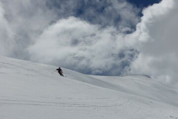 subito sotto la punta, discesa diretta senza ripassare dal colle