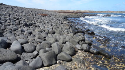 Tratti di costa mutevoli da spiaggia con sabbia a massi levigati.