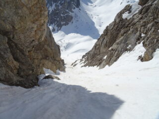 In discesa, più o meno a metà canale