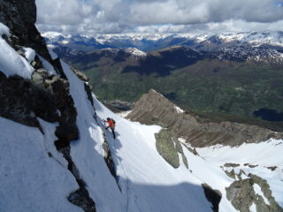 In traverso con panorama sulla valle di Pragelato