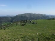 Scendendo per prati dal Poggio con la Costa Lavezzara sullo sfondo